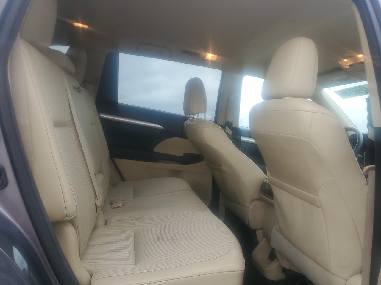 2014 Toyota Highlander - Image 11
