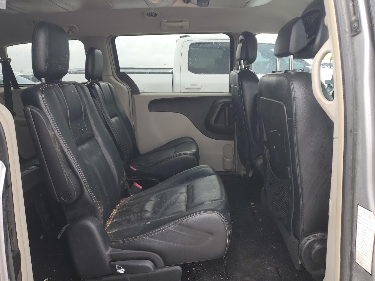 2014 Chrysler Town & Country - Image 11