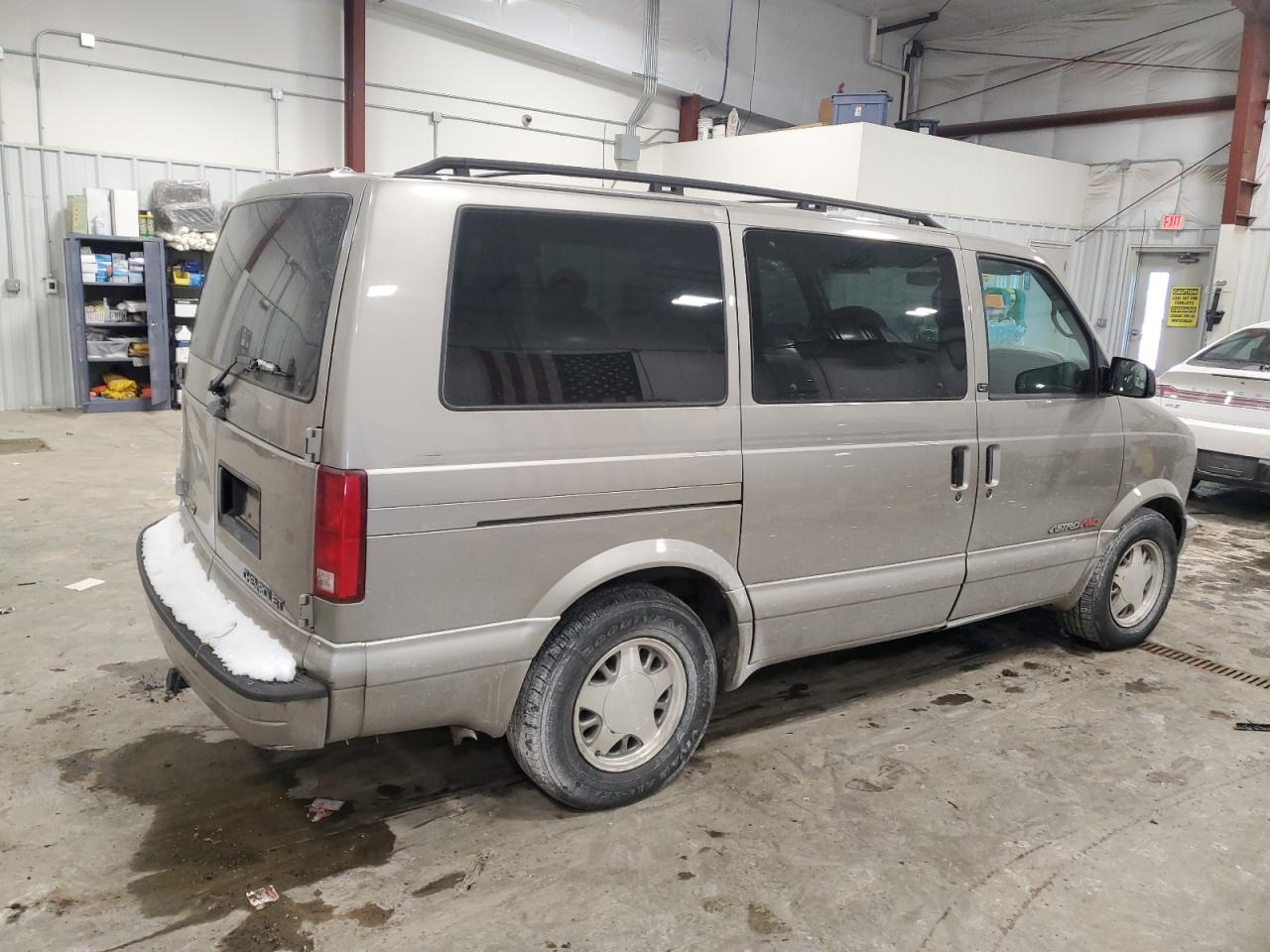 2002 Chevrolet Astro - Image 3