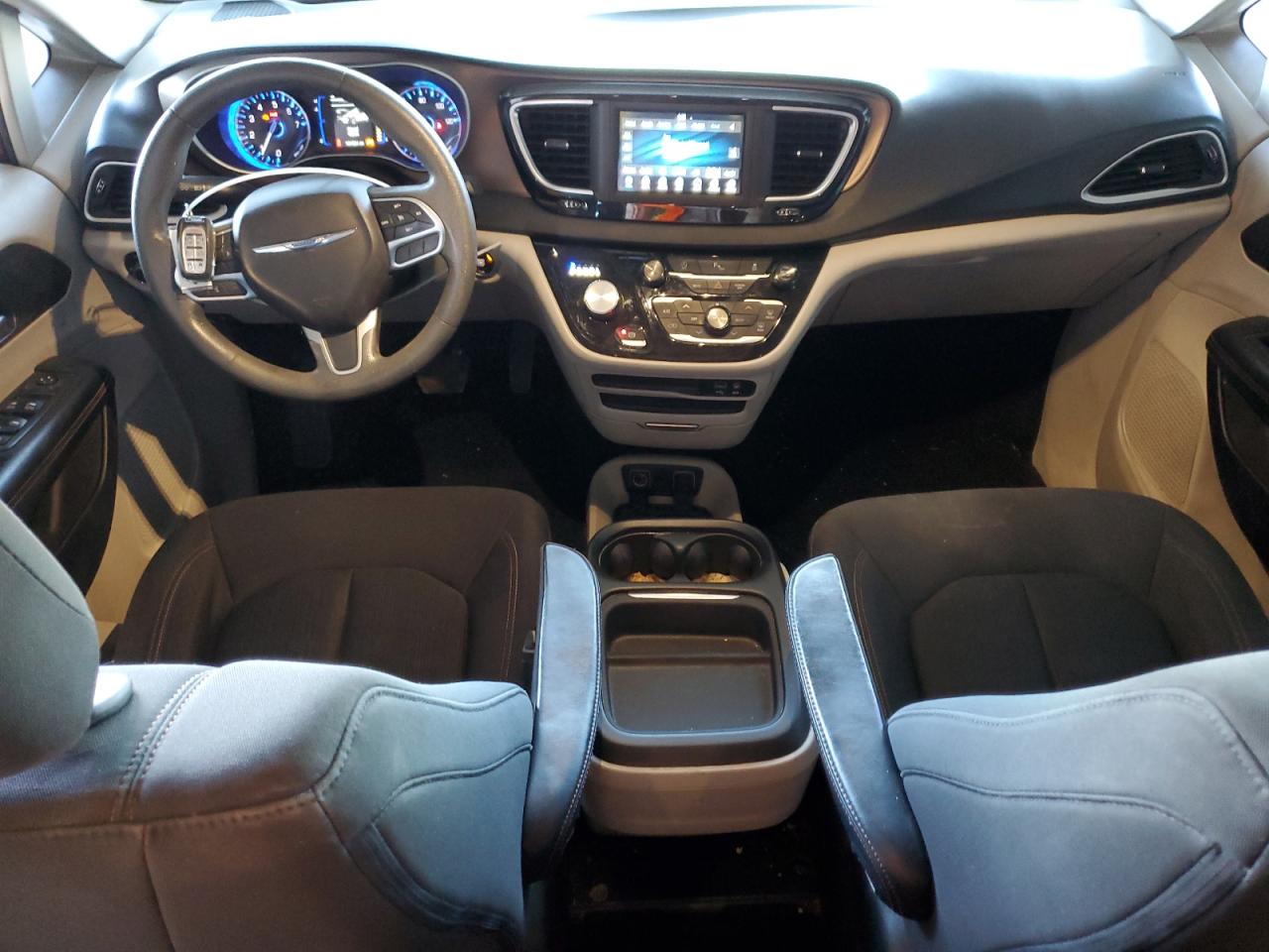 2018 Chrysler Pacifica - Image 8