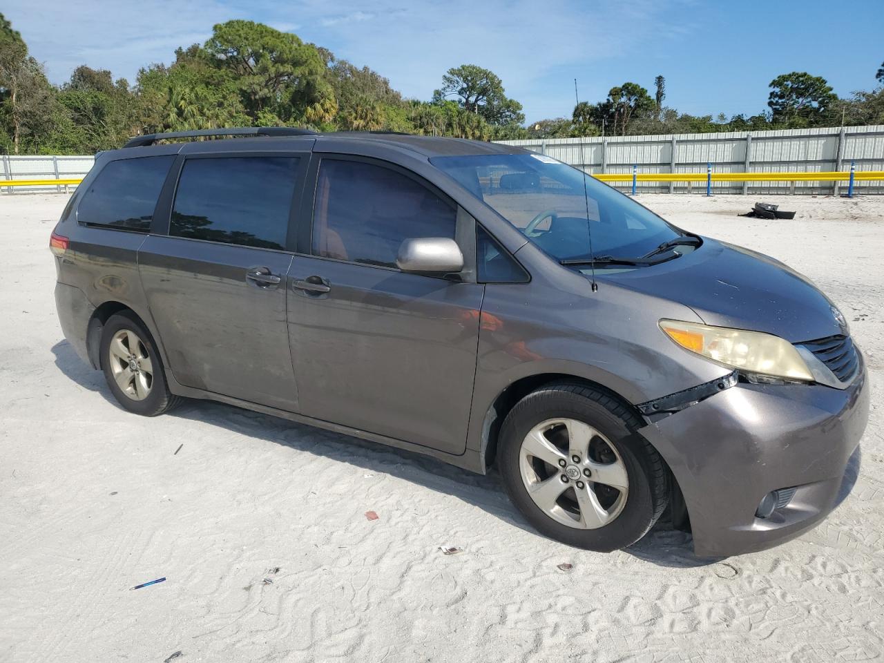 2011 Toyota Sienna - Image 4