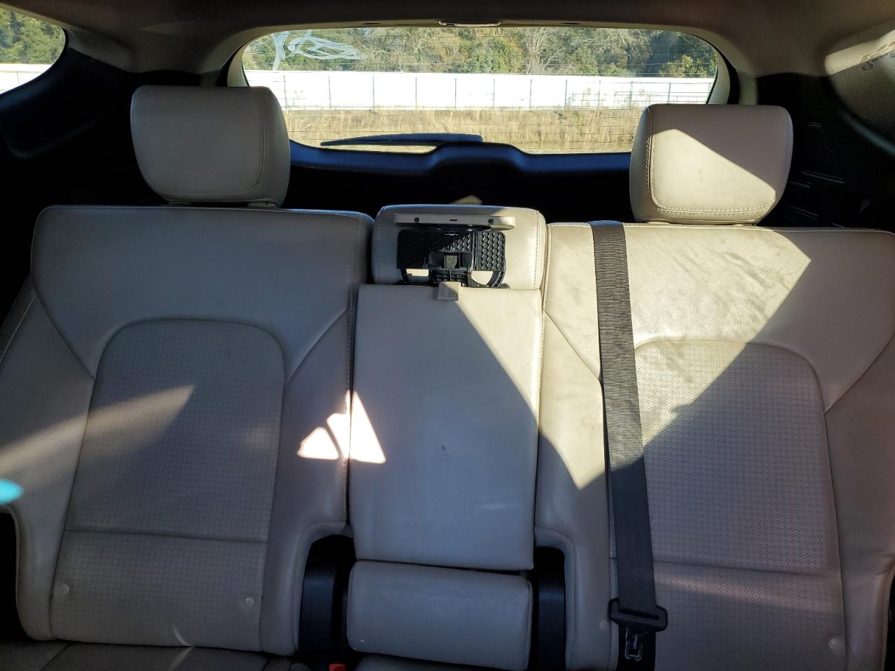 2016 Hyundai Santa Fe - Image 10