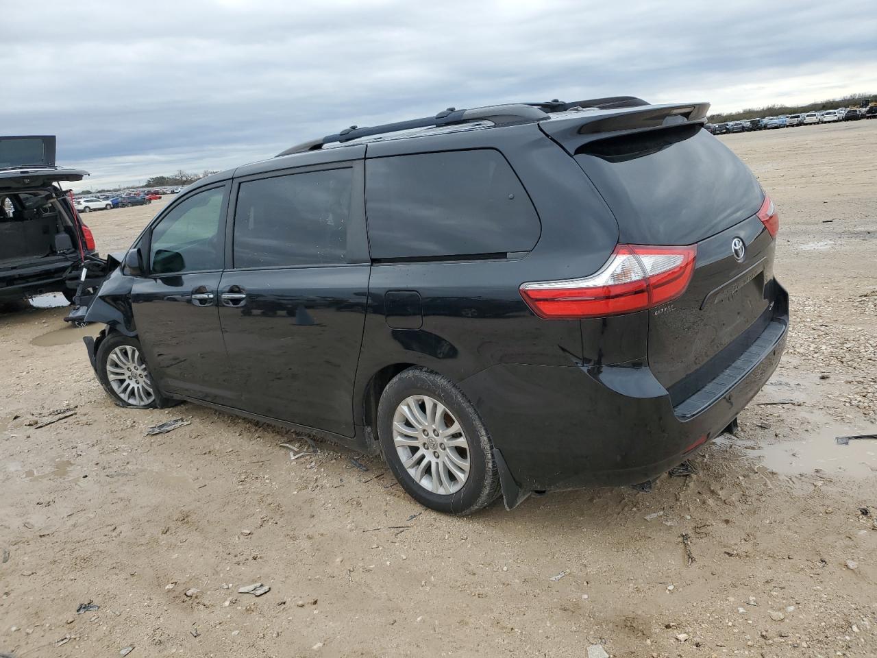 2015 Toyota Sienna - Image 2