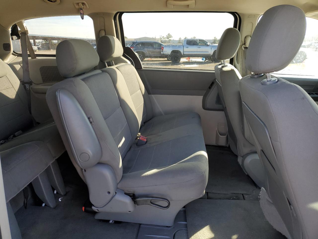 2008 Dodge Caravan - Image 11