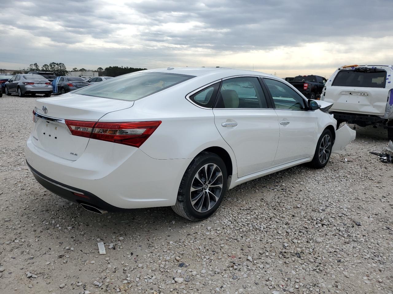 2017 Toyota Avalon - Image 3
