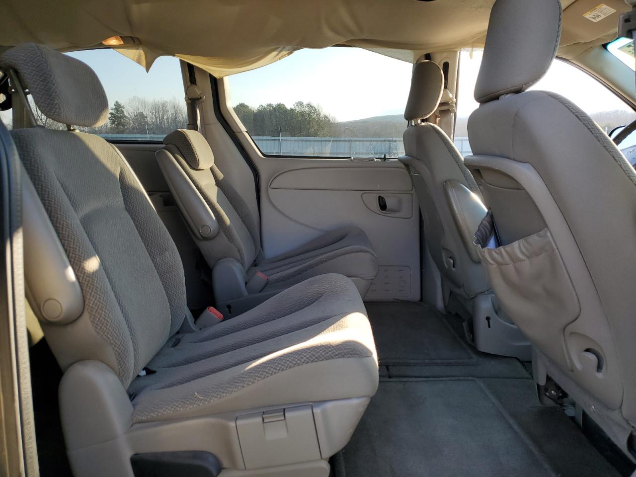2005 Dodge Caravan - Image 11