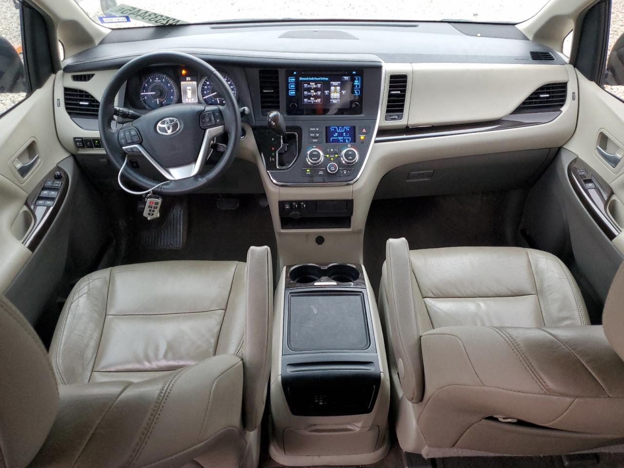 2017 Toyota Sienna - Image 8