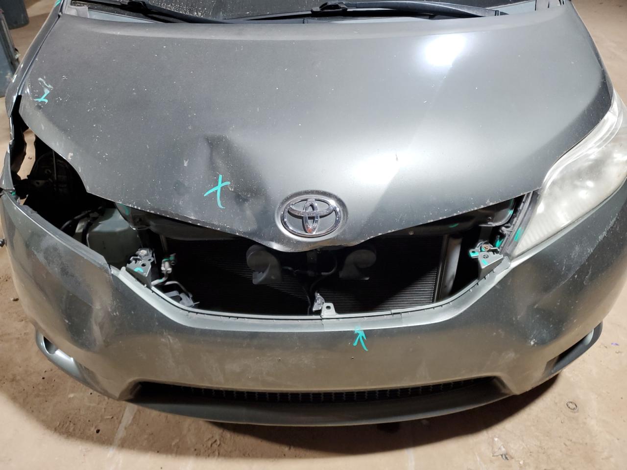 2012 Toyota Sienna - Image 11