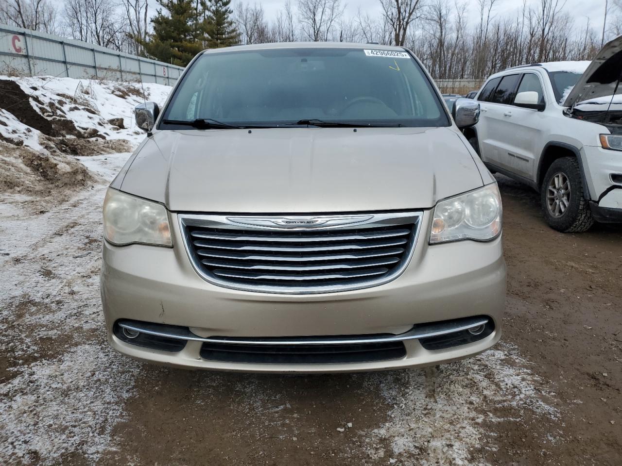 2013 Chrysler Town & Country - Image 5