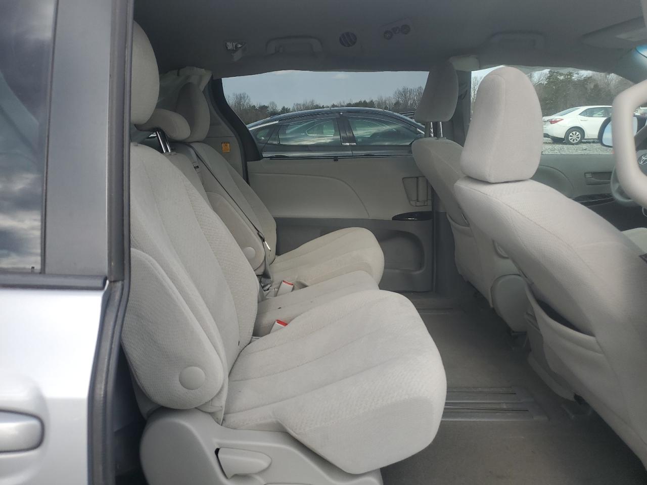 2012 Toyota Sienna - Image 11