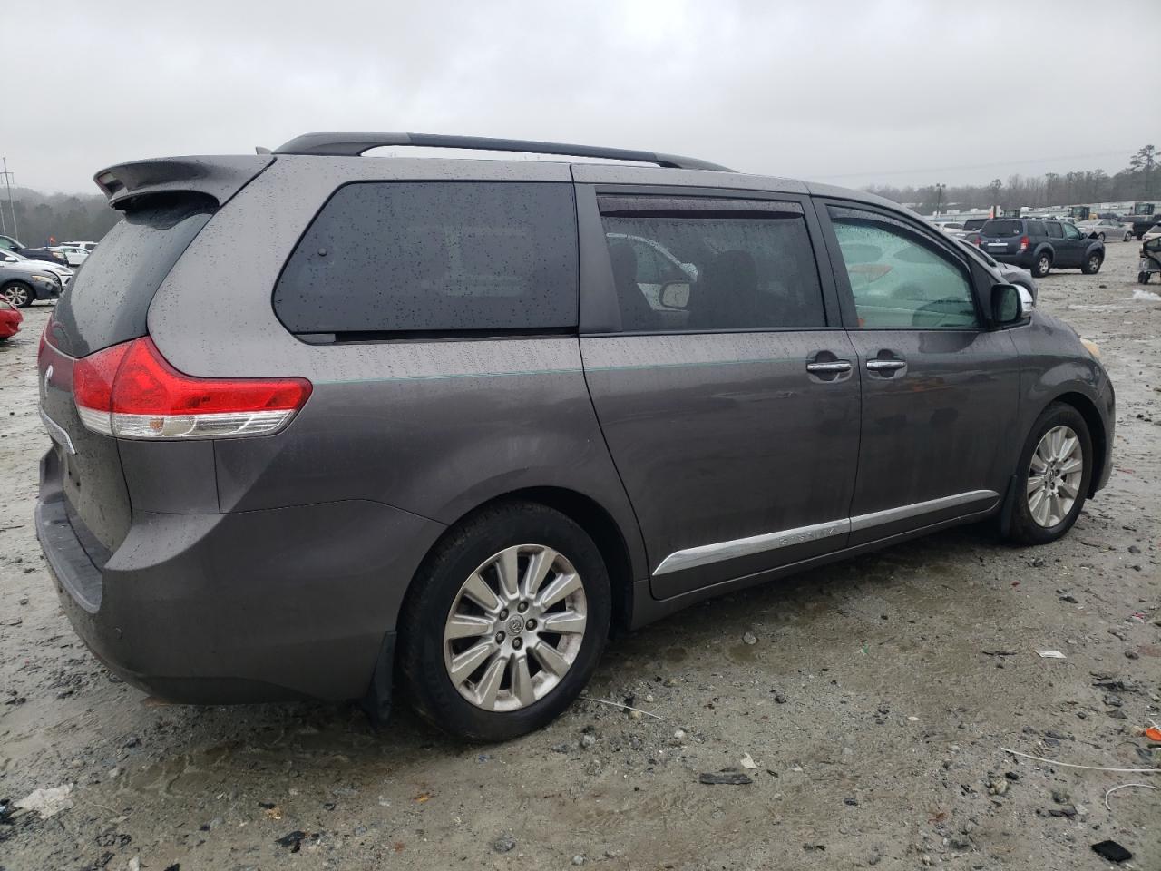 2013 Toyota Sienna - Image 3