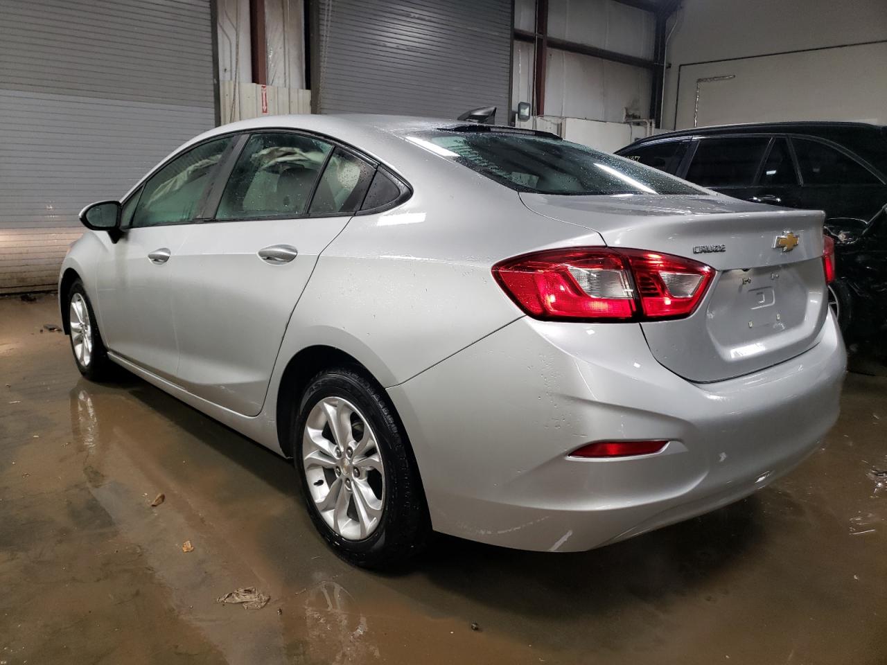 2019 Chevrolet Cruze - Image 2
