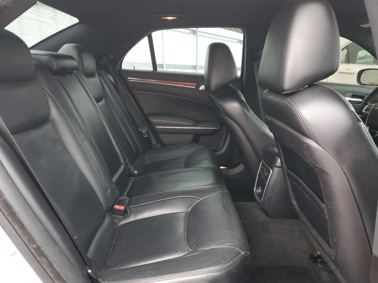 2012 Chrysler 300 - Image 10