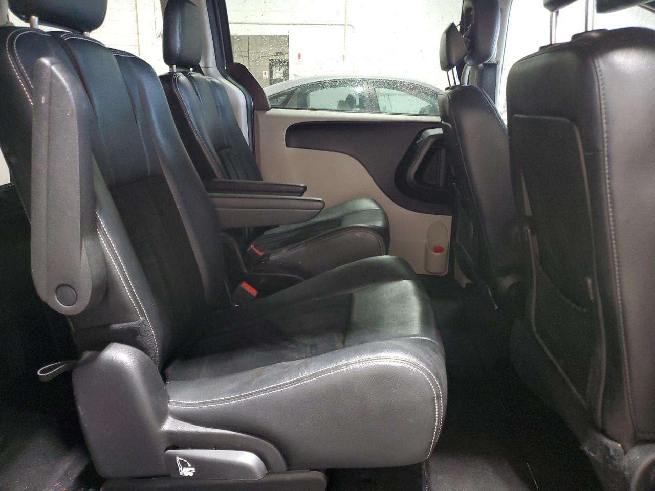 2016 Dodge Caravan - Image 12