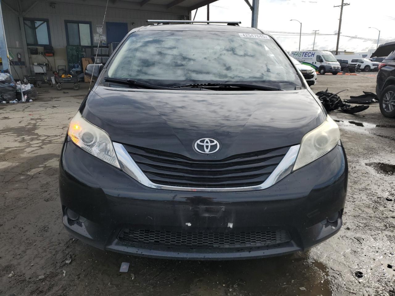 2011 Toyota Sienna - Image 5