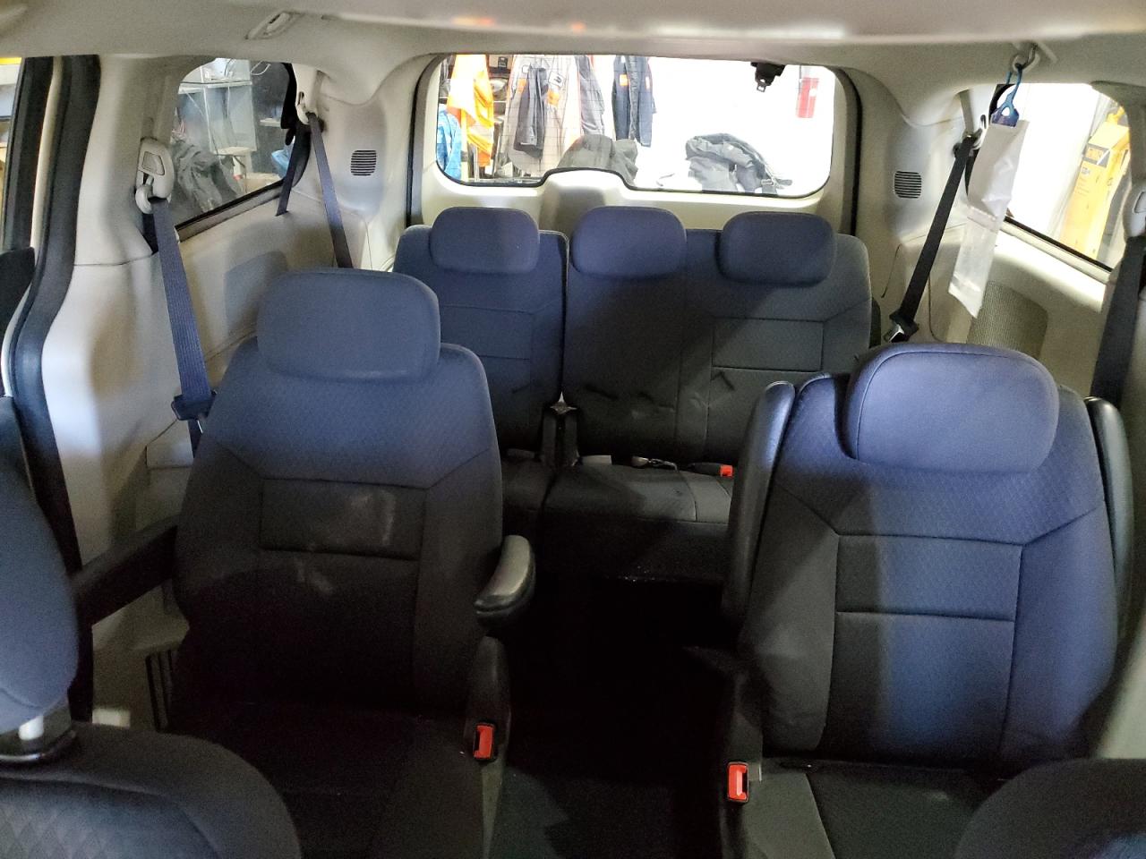 2010 Dodge Caravan - Image 10