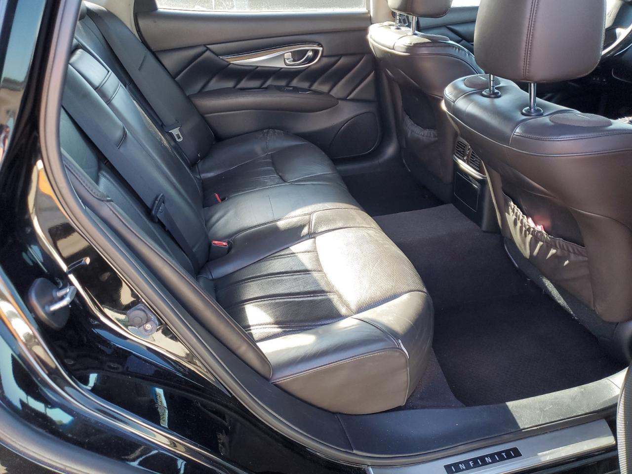 2016 Infiniti Q70 - Image 10