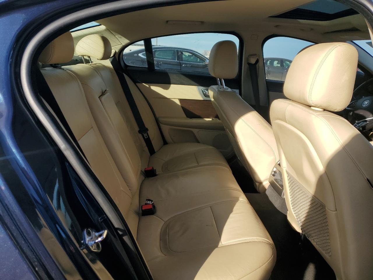 2012 Jaguar XF - Image 10