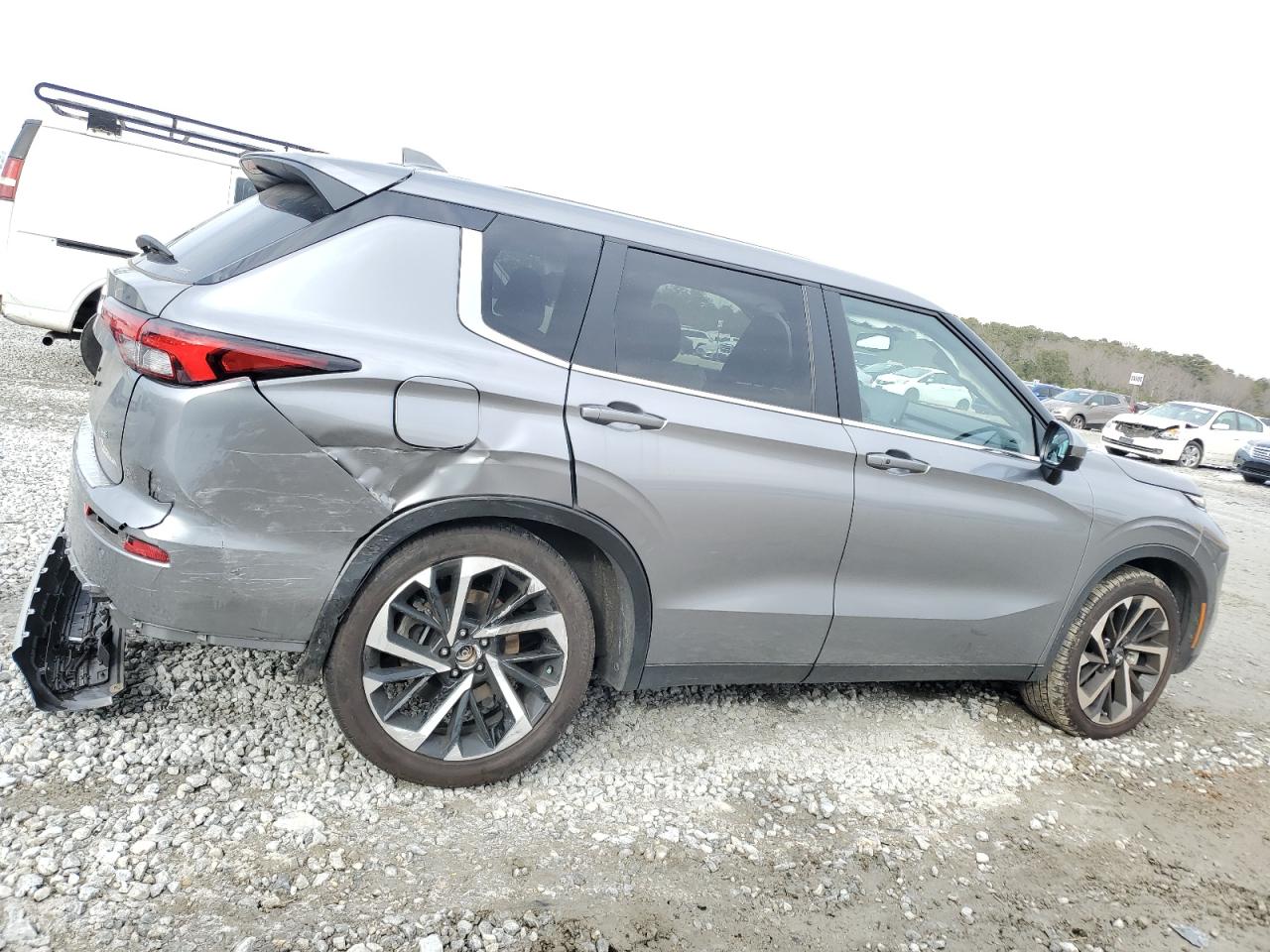 2024 Mitsubishi Outlander - Image 3