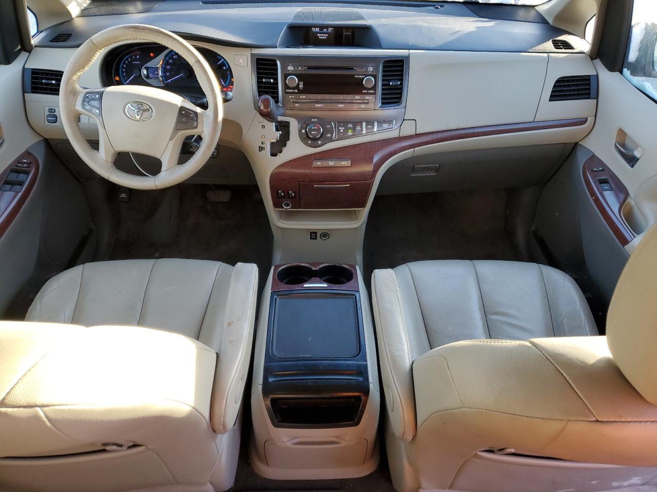 2012 Toyota Sienna - Image 8