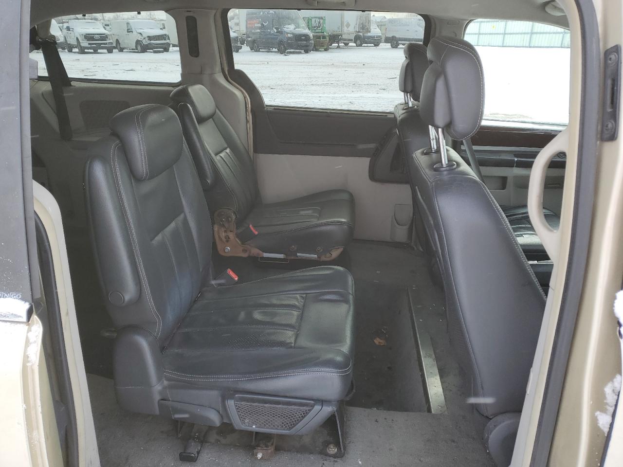2010 Chrysler Town & Country - Image 11