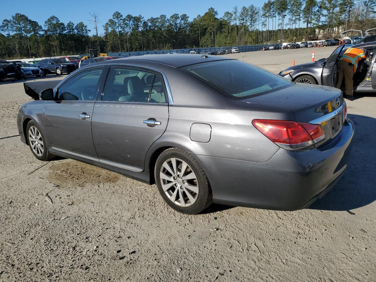 2012 Toyota Avalon - Image 2