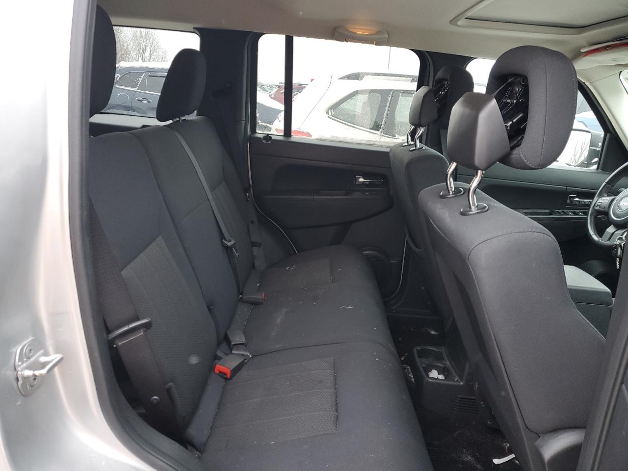 2012 Jeep Liberty (North America) - Image 11