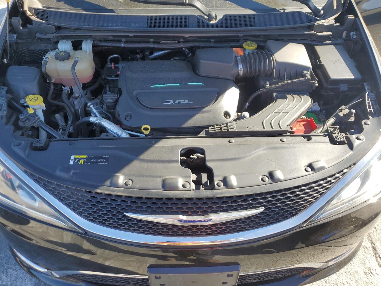 2018 Chrysler Pacifica - Image 12