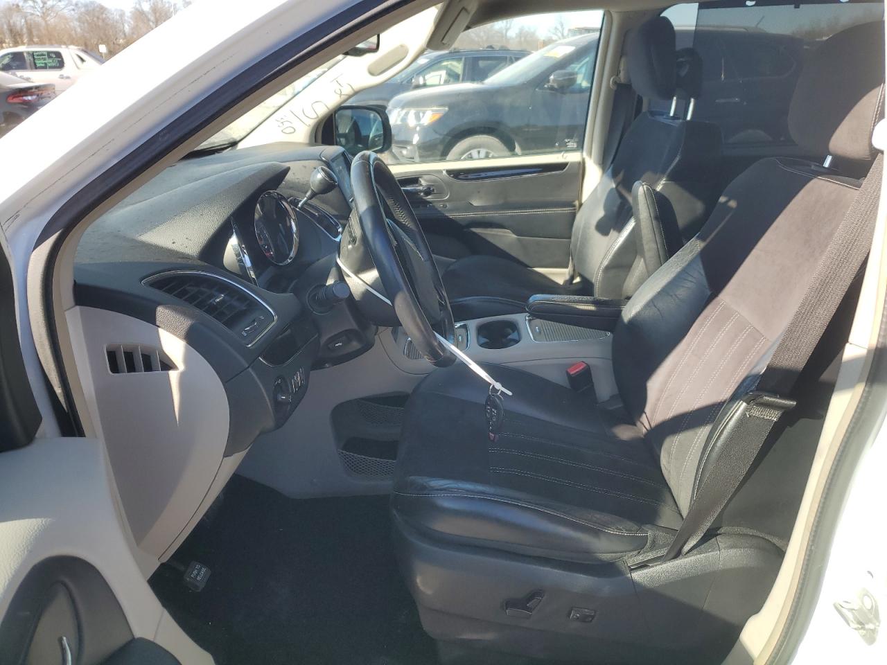 2014 Chrysler Town & Country - Image 7