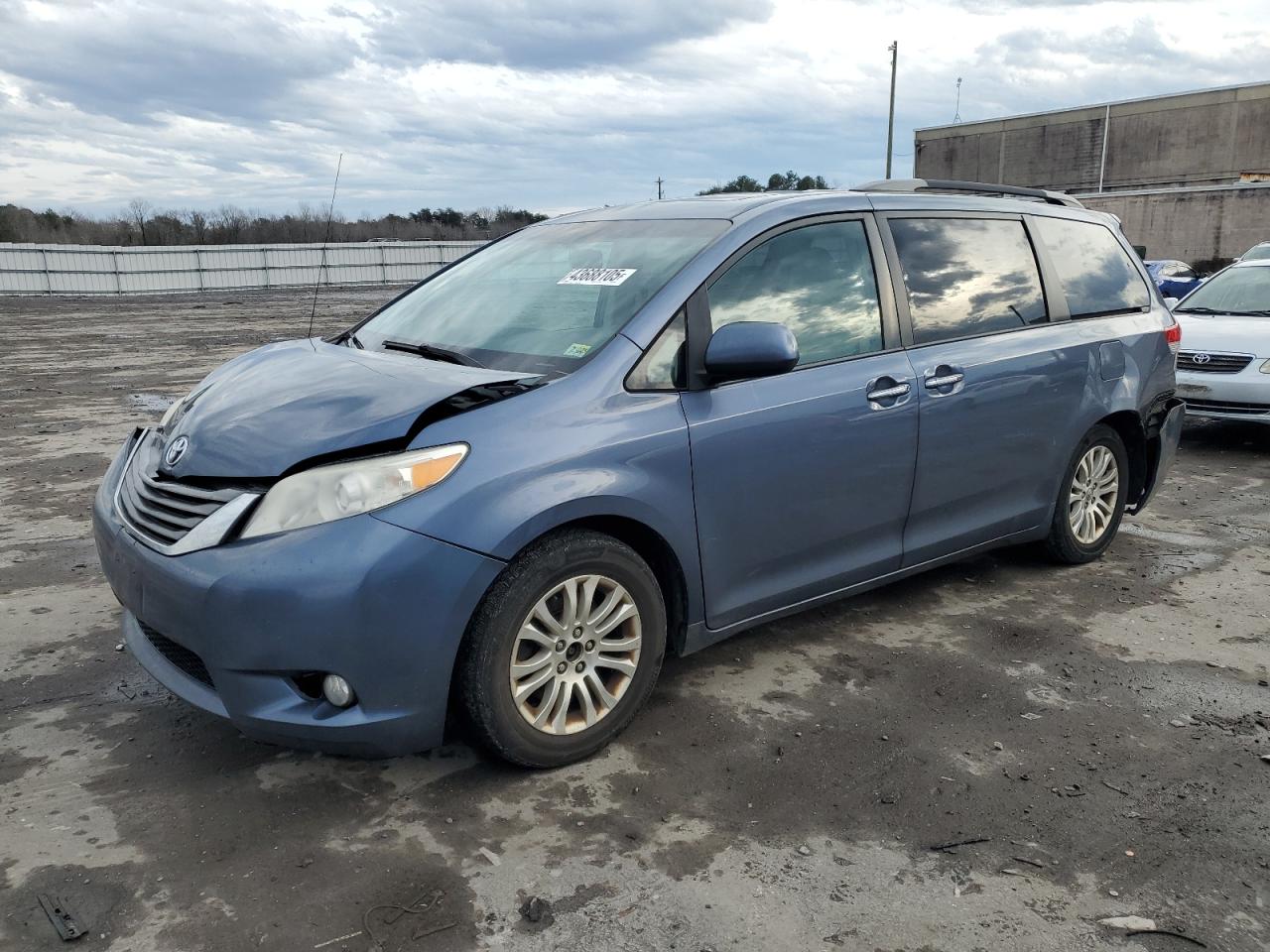 2013 Toyota Sienna - Image 1