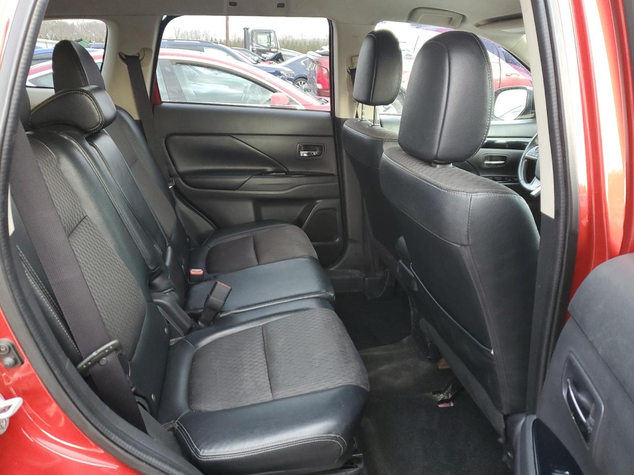 2015 Mitsubishi Outlander - Image 11