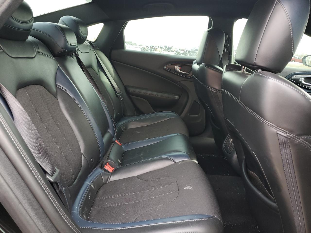 2016 Chrysler 200 - Image 10