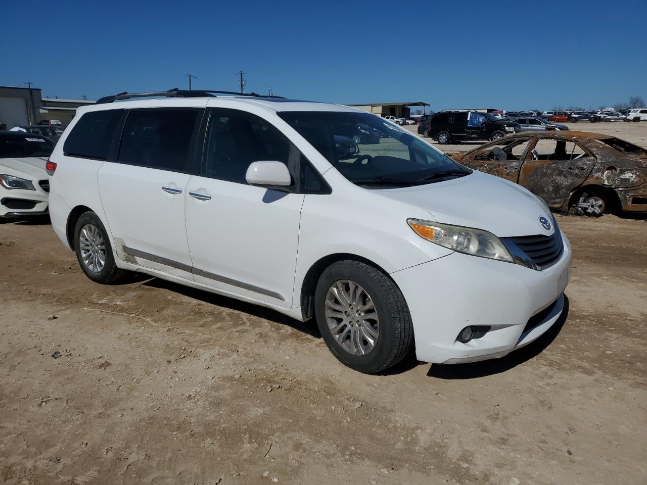 2011 Toyota Sienna - Image 4