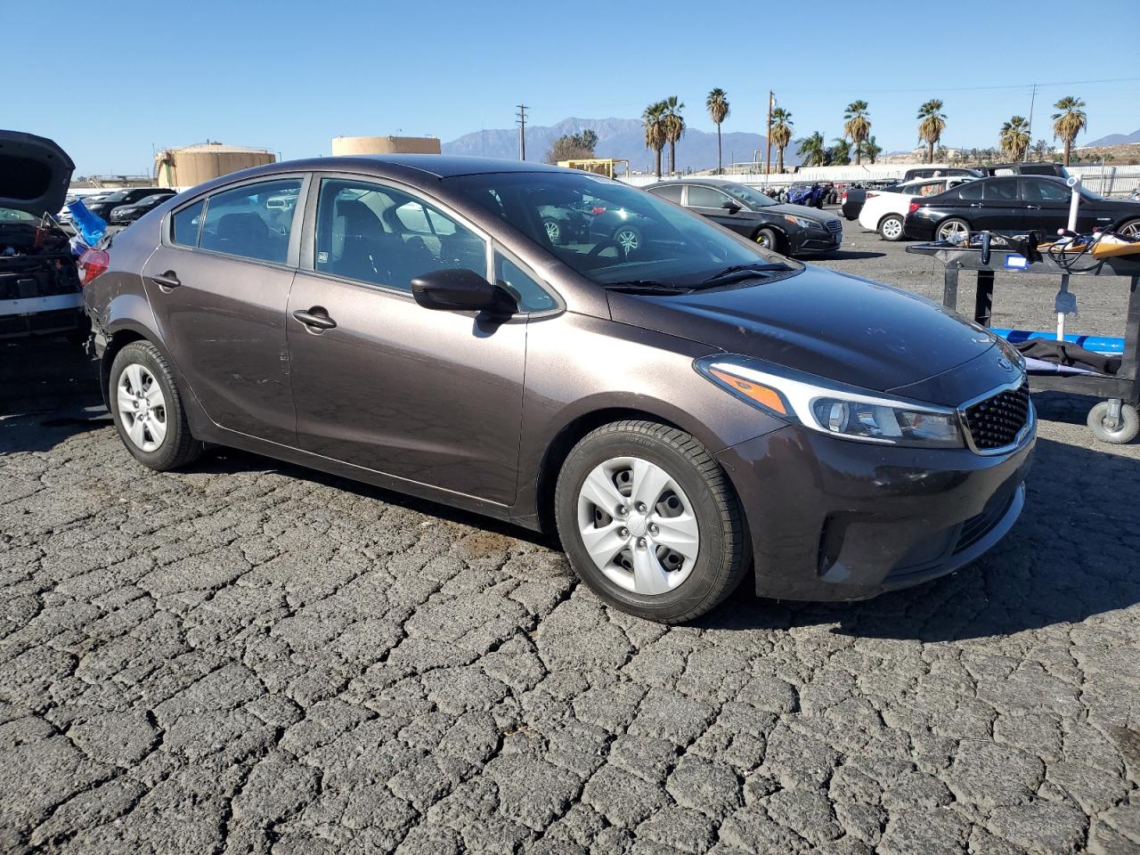 VIN 3KPFL4A7XJE165728 2018 KIA FORTE no.4