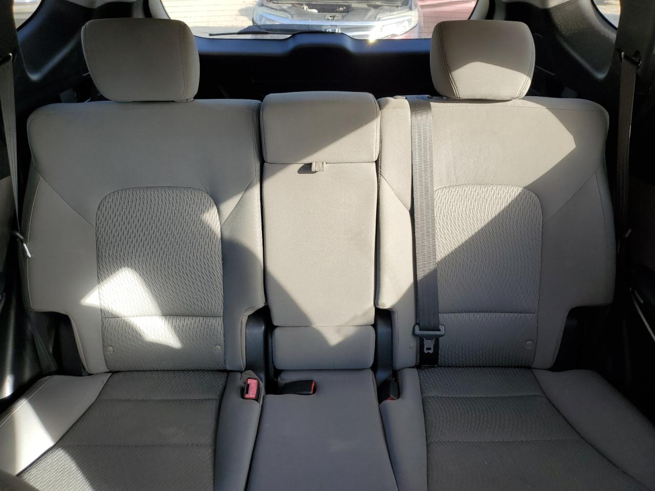 2016 Hyundai Santa Fe - Image 10