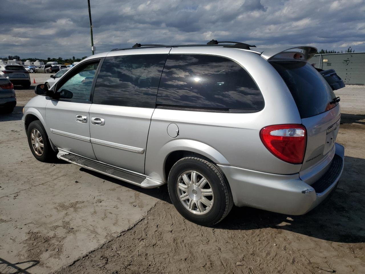 2006 Chrysler Town & Country - Image 2