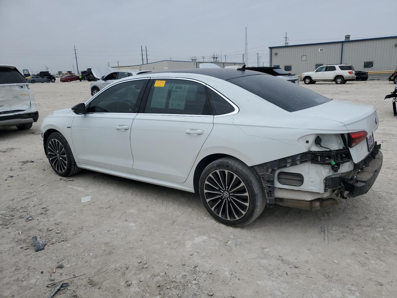 2022 Volkswagen Passat - Image 2