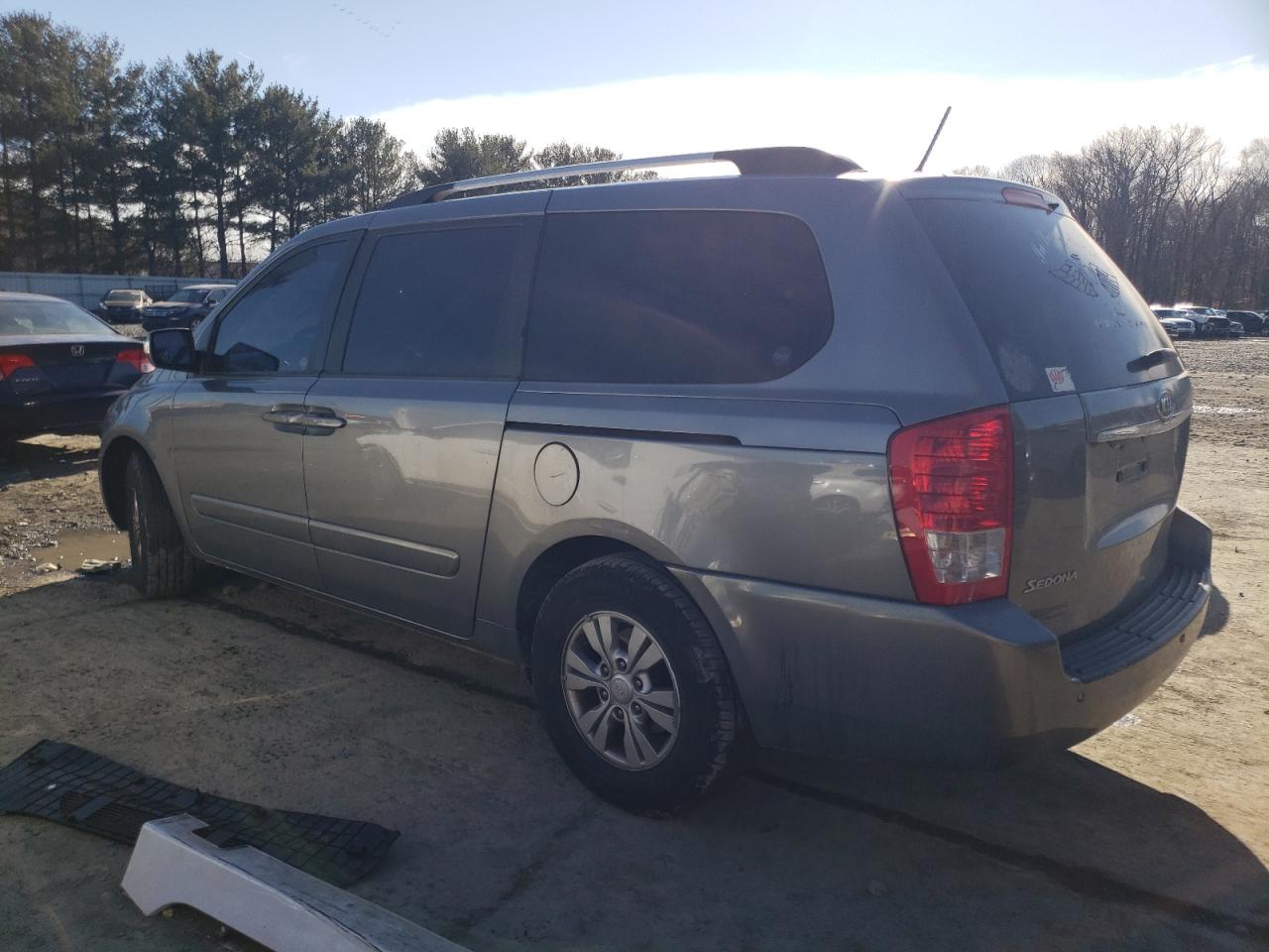 2012 Kia Sedona - Image 2