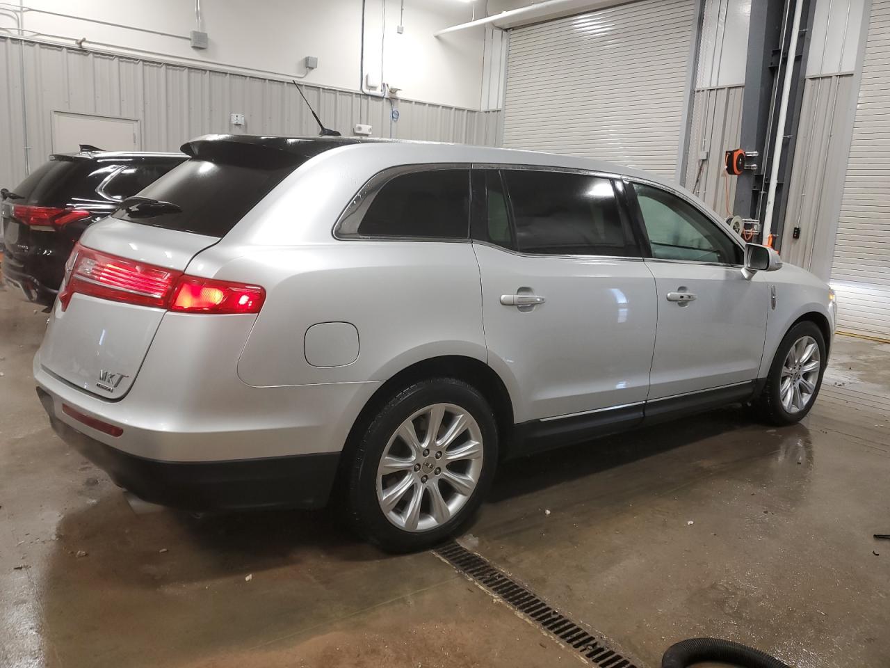 2016 Lincoln MKT - Image 3