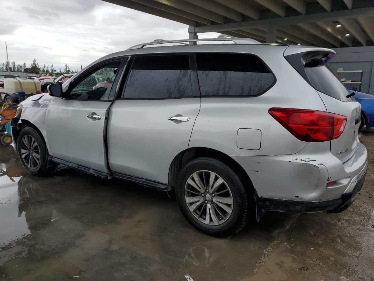 2017 Nissan Pathfinder - Image 2