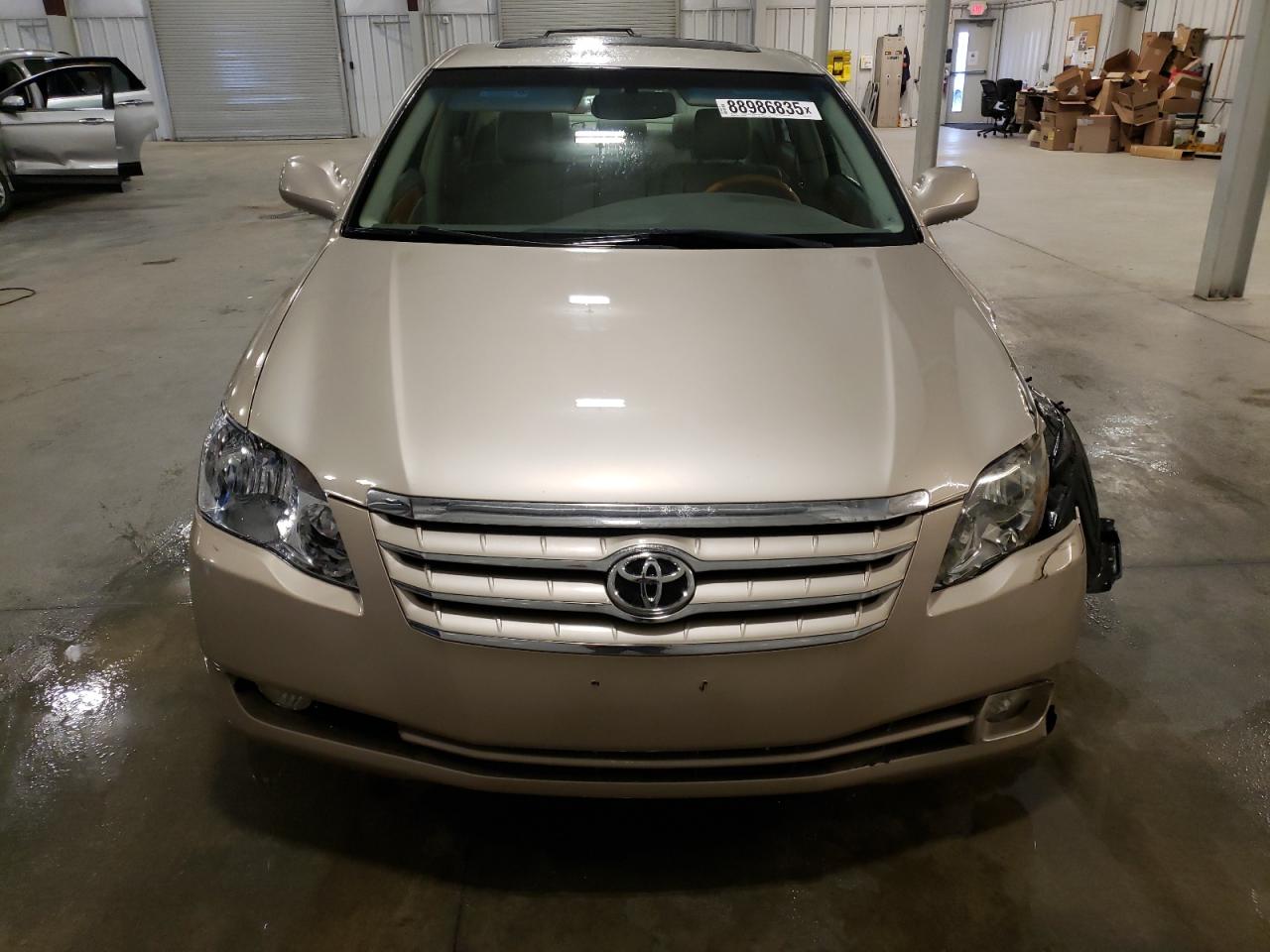 2005 Toyota Avalon - Image 5