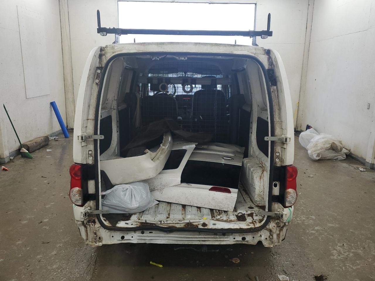 2017 Nissan NV - Image 6