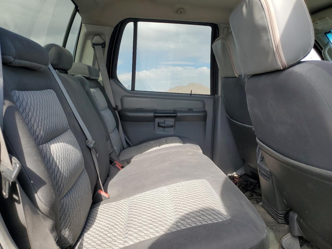 2004 Ford Explorer - Image 10