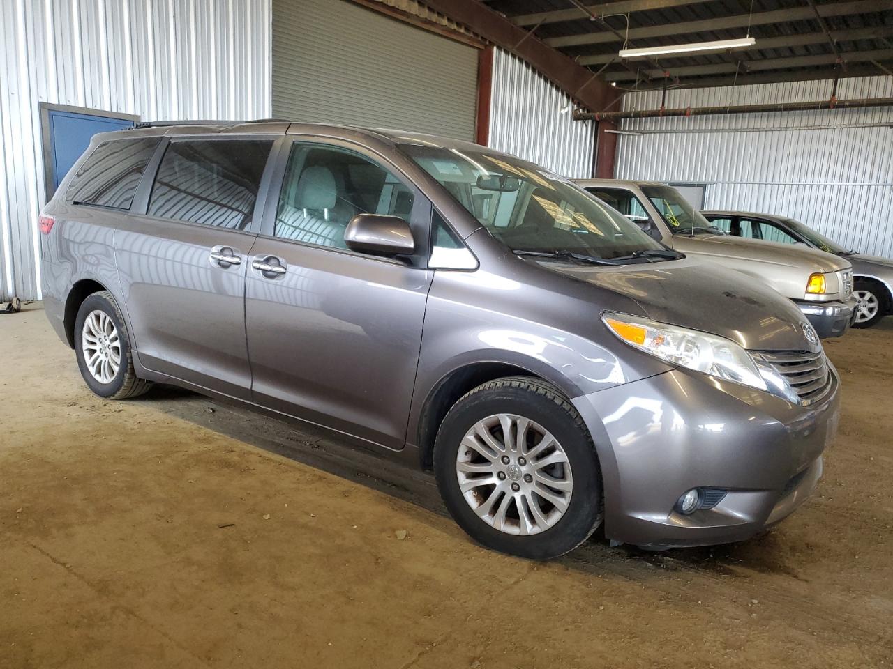 2015 Toyota Sienna - Image 4