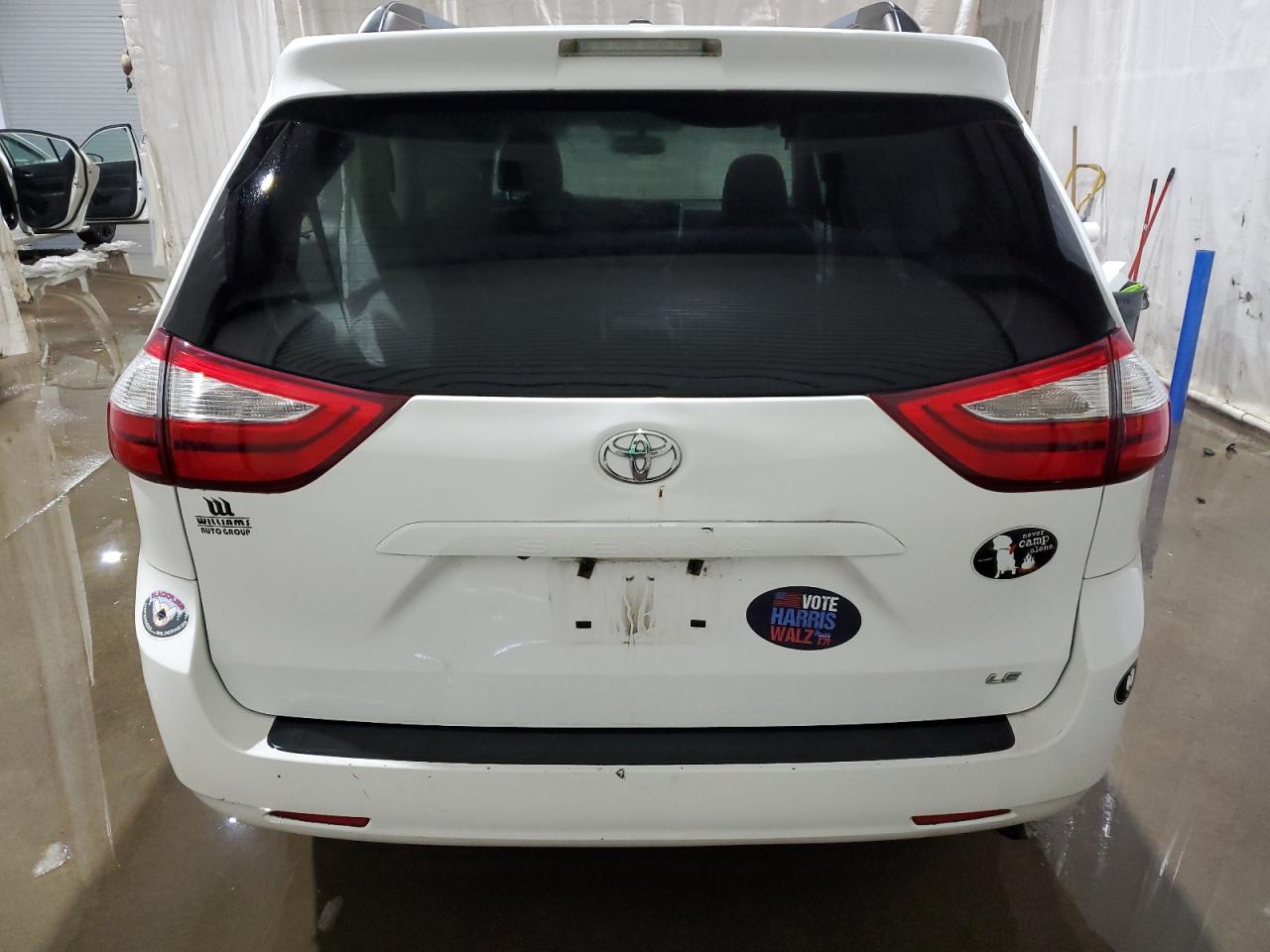 2015 Toyota Sienna - Image 6