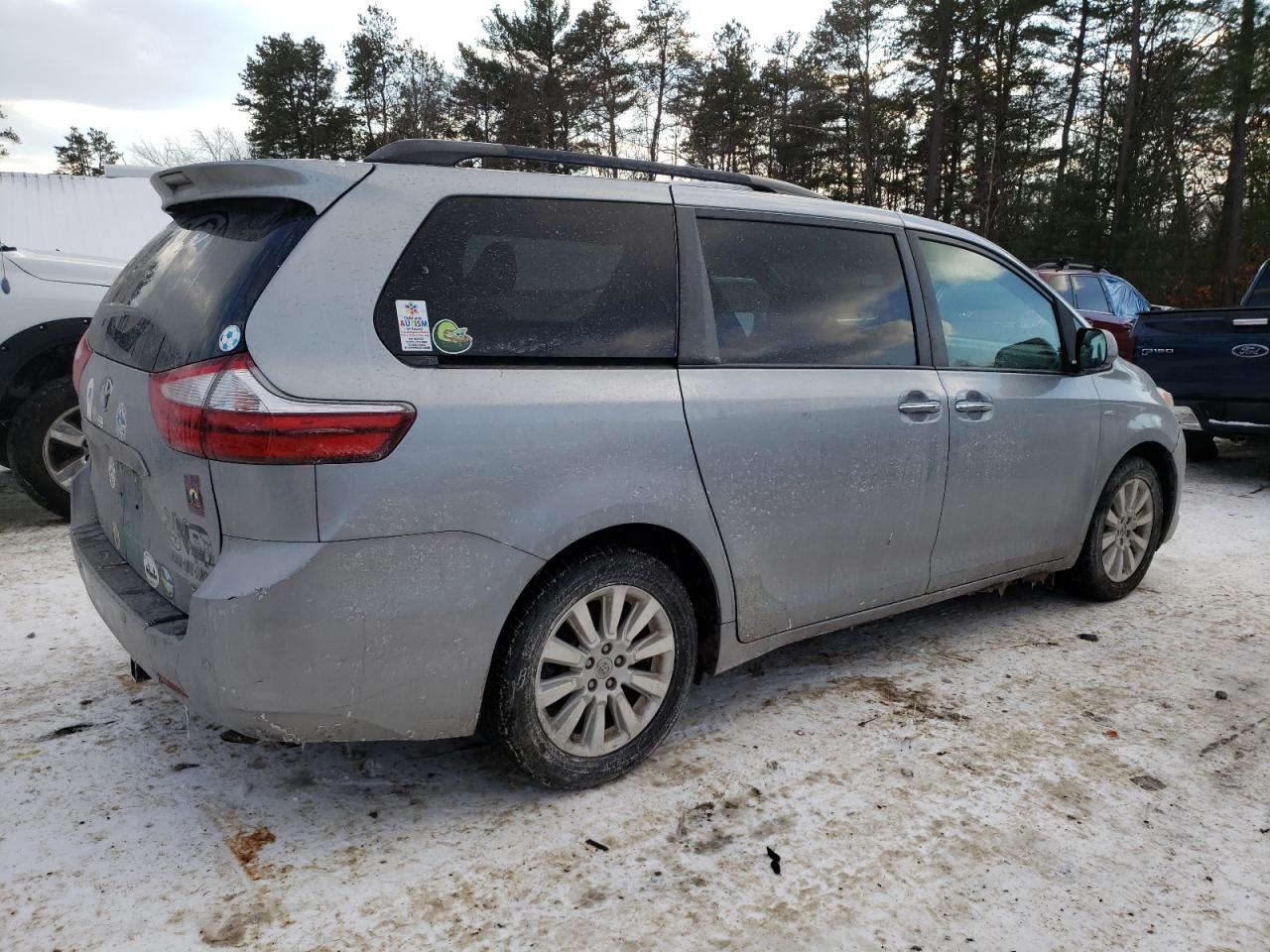2016 Toyota Sienna - Image 3