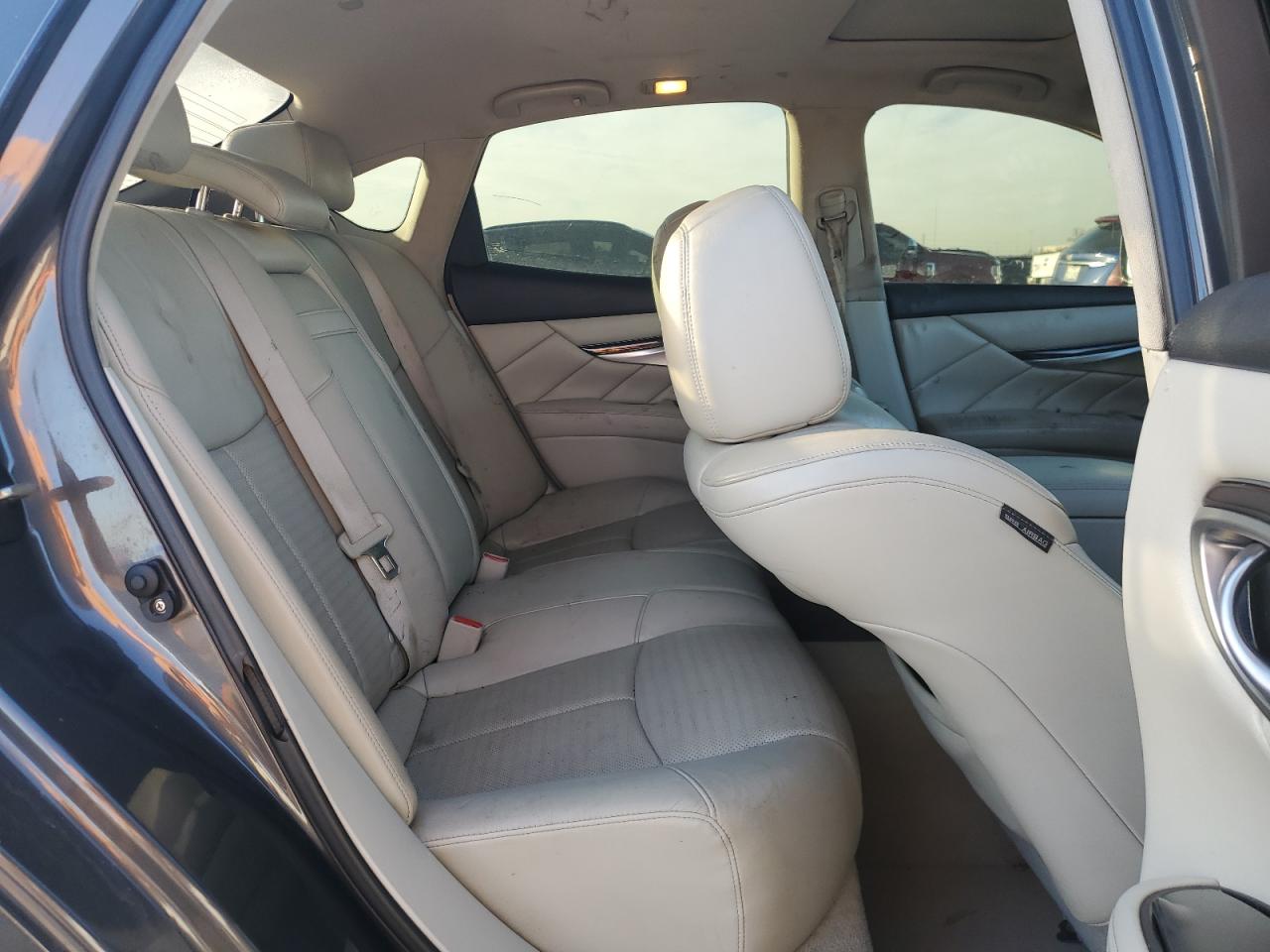 2012 Infiniti M - Image 10