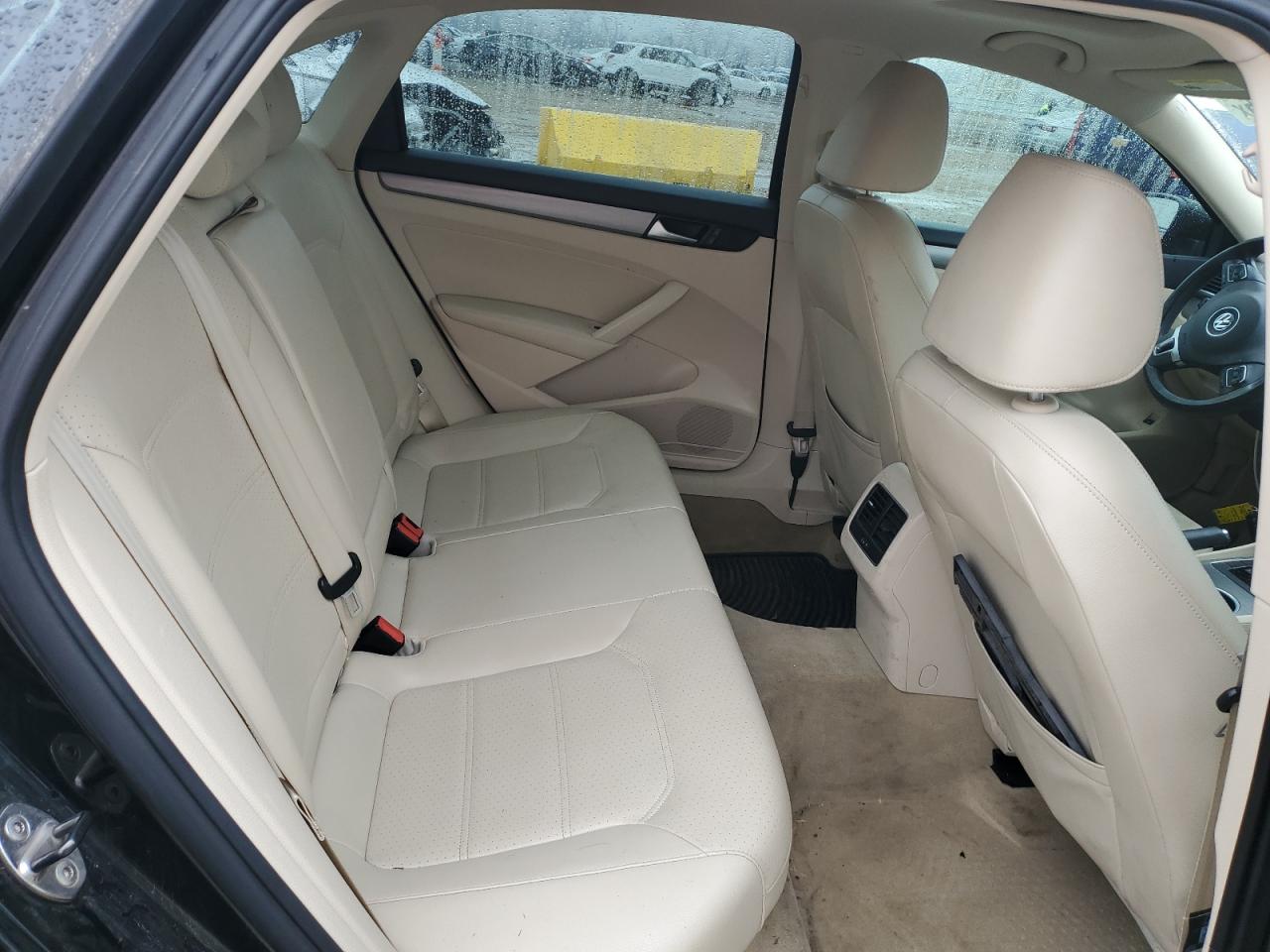 2014 Volkswagen Passat - Image 10