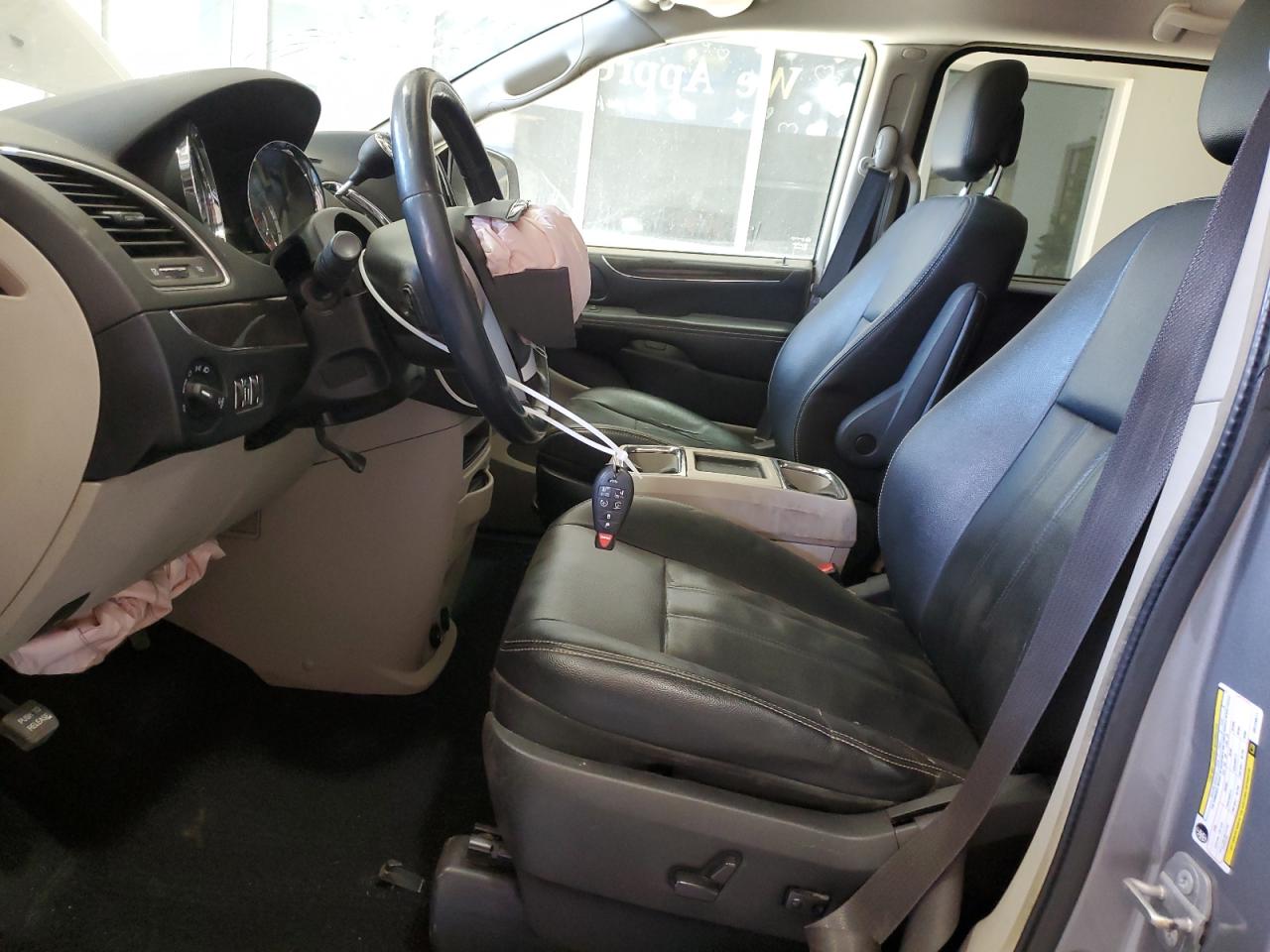 2016 Chrysler Town & Country - Image 7