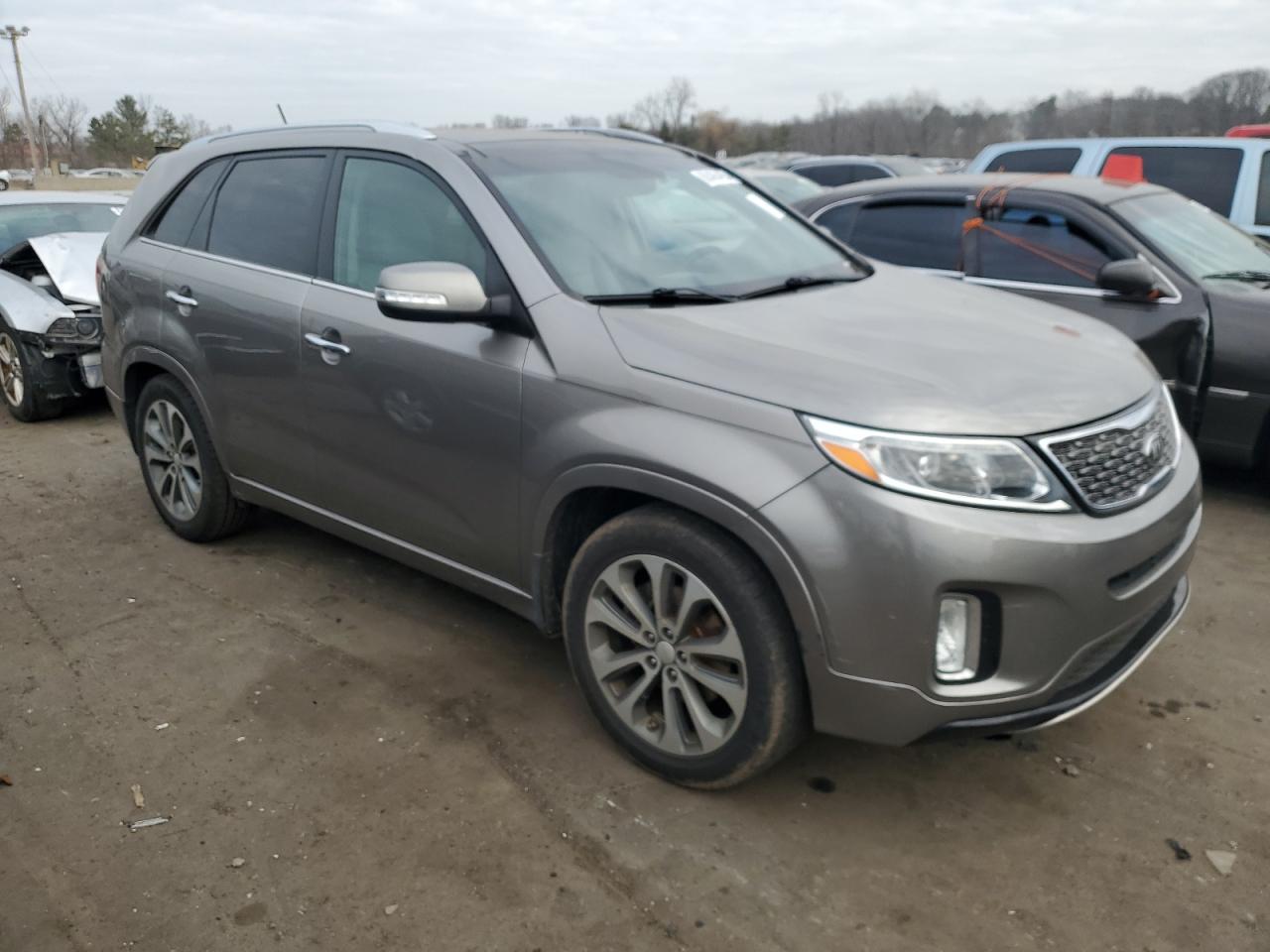 VIN 5XYKW4A70FG560775 2015 KIA SORENTO no.4